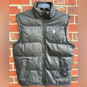 U.S. Polo Assn. Mens S Black Full Zip Puffer Vest. Note small cuts near logo Z2